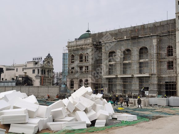 震豪挤塑板到达工地现场